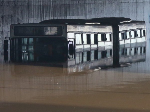 Проливни дъждове предизвикаха тежки наводнения в Гърция. Стихията засегна Атина,