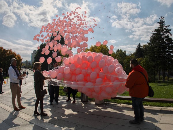 Снимка: Димитър Кьосемарлиев, Dnes.bg1200 розови балони полетяха край НДК, близо