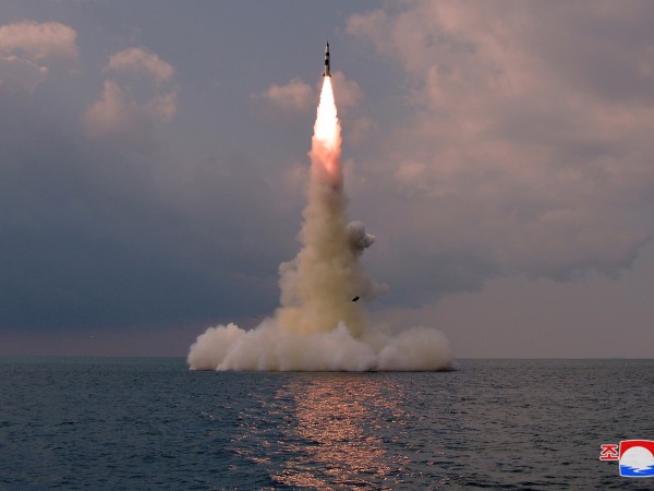 КНДР успешно е тествала нов тип балистична ракета, изстреляна от