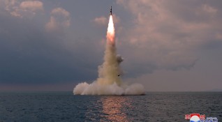КНДР успешно е тествала нов тип балистична ракета изстреляна от