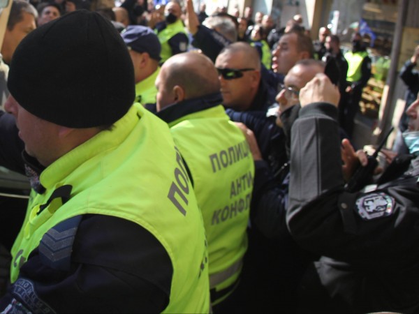 Снимка: Димитър Кьосемарлиев, Dnes.bgПротестиращите в Триъгълника на властта, които носят