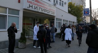 И тази сутрин медици се редят на опашка пред Пирогов