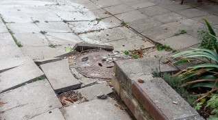 Снимка HelpBookНаводнени улици пропаднали настилки некачествено извършени ремонти и тротоари