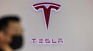 Tesla спира тестовете на усъвършенстваната версия на автопилота си поради