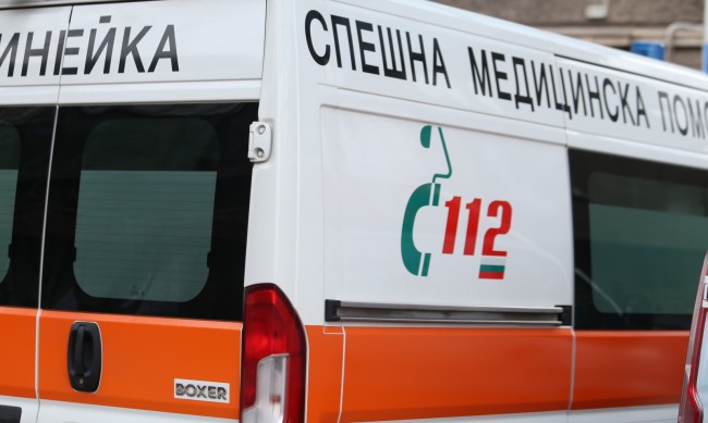 Козирка на жилищен вход се срути и рани човек в София 