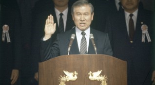 Бившият южнокорейски президент Ро Де У награждаван военен ветеран изиграл