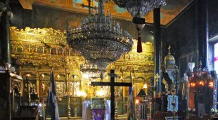 На Димитровден Солун чества своя празник Пред солунския храм Свети
