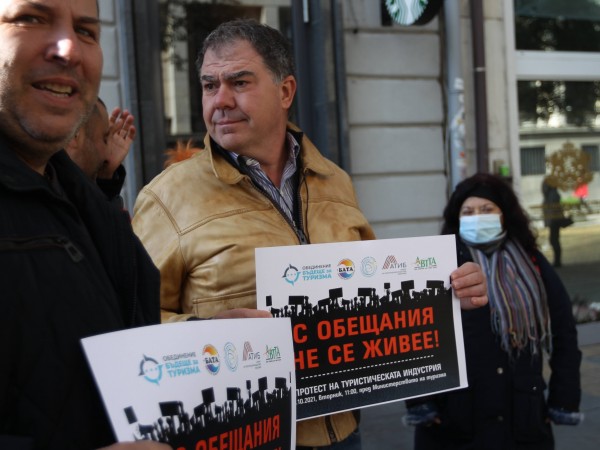 Снимка: Димитър Кьосемарлиев, Dnes.bgТуроператори и хотелиери излязоха на протест пред