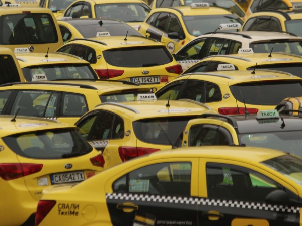 Националният таксиметров синдикат ще проведе два протеста пред Столичната община