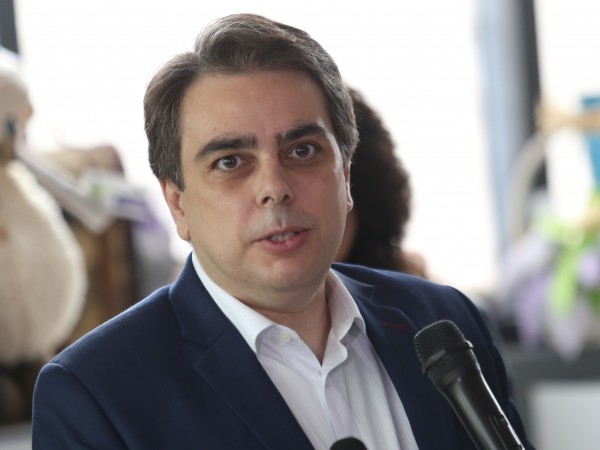 Съпредседателят на "Продължаваме промяната" Асен Василев предизвика лидера на ГЕРБ