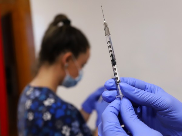САЩ разрешиха използването на ваксината срещу COVID-19, разработена съвместно от