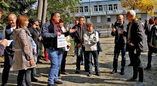 Пловдивчани излизат на протест срещу дистанционното обучение Той е под