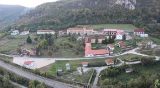 Две отделения в Държавната психиатрична болница в Карлуково община Луковит