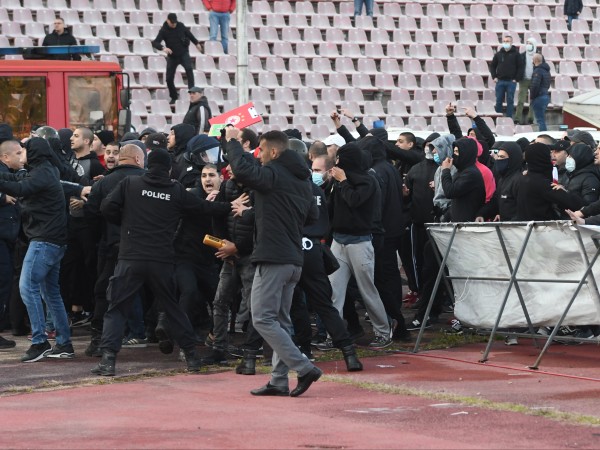 Сериозно напрежение се получи по трибуните на стадион "Българска армия"