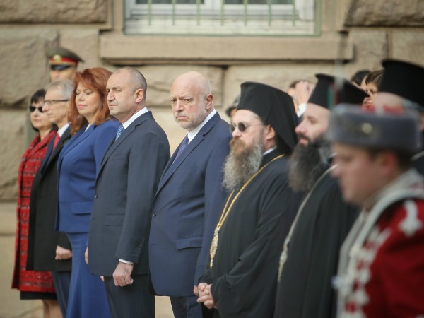 Снимка: Димитър КьосемарлиевНационалният трибагреник беше издигнат на церемония пред президентската