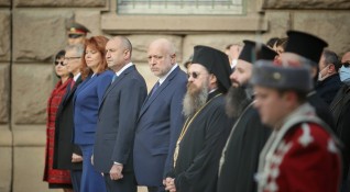 Снимка Димитър КьосемарлиевНационалният трибагреник беше издигнат на церемония пред президентската