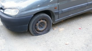 Десетки автомобила осъмнаха със спукани гуми в Бобов дол Извършителят