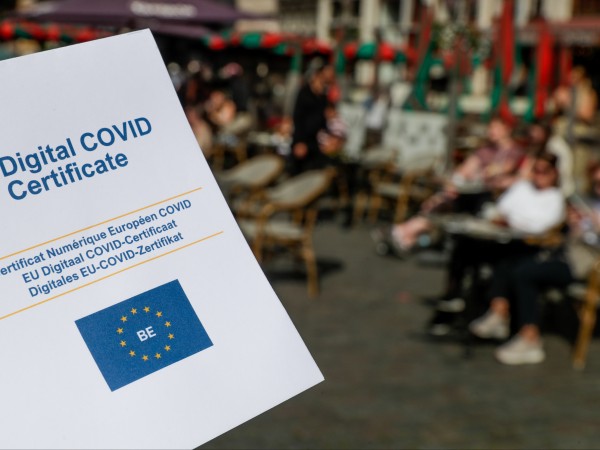 Европейски електронни ваксинационни сертификати за COVID-19 се предлагат за продажба