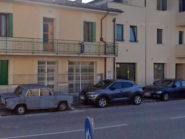 Изоставена кола, паркирана от 47 години на италианска улица, се