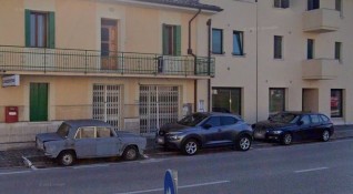 Изоставена кола паркирана от 47 години на италианска улица се