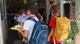 Училищни директори обвиниха здравния министър Стойчо Кацаров че е избрал