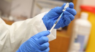 Властите във Франция може да направят реваксинирането срещу коронавирус задължително