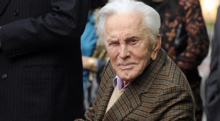 Актьорът Кърк Дъглас който почина през 2020 г на 103 годишна