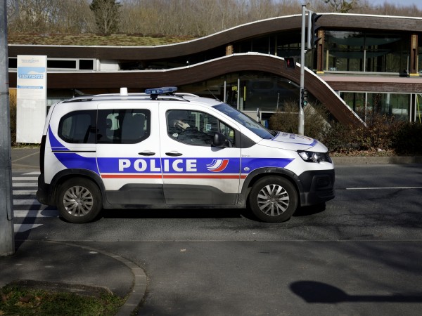 Полицай е ранен с нож в Кан, Южна Франция, нападателят