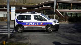 Полицай е ранен с нож в Кан Южна Франция нападателят