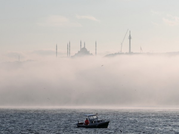 Гъстата мъгла, която обхвана Истанбул през уикенда, продължава да затруднява