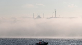 Гъстата мъгла която обхвана Истанбул през уикенда продължава да затруднява