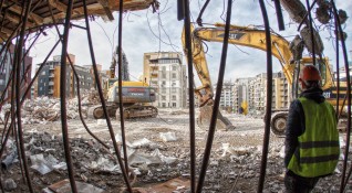 Снимка Димитър Кьосемарлиев Dnes bgПродължава събарянето и разчистването на недовършената сграда