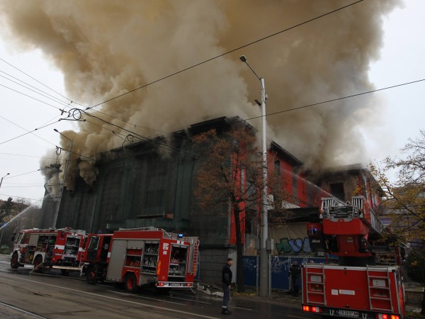 Снимки: Димитър Кьосемарлиев, Dnes.bg Овладян е пожарът, избухнал в бившето