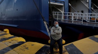 Моряци и пристанищни работници от 6 часа тази сутрин блокират