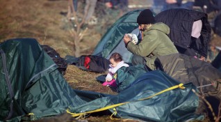 От два дни от високоговорителите на полската граница гърми един