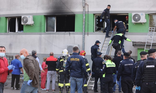 Двама пациенти загинаха при пожар в болница в Румъния