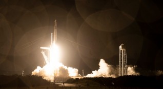 Екипажът на Crew Dragon на компанията SpaceX успешно се скачи