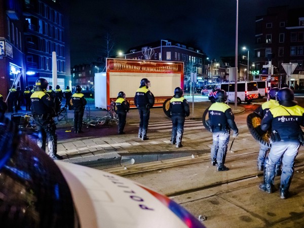 Протести избухнаха в столицата на Нидерландия Хага, след като правителството