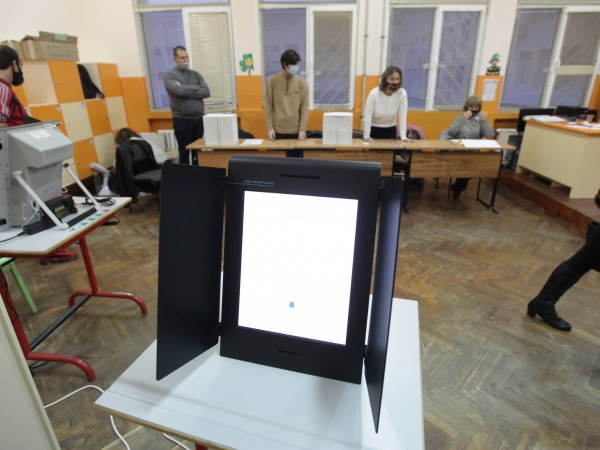 Снимка: Димитър КьосемарлиевТочно в 7 часа започна изборният ден в