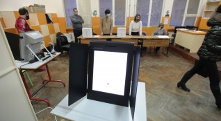 Снимка Димитър КьосемарлиевТочно в 7 часа започна изборният ден в