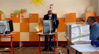 Лидерът на ГЕРБ Бойко Борисов даде своя глас на изборите