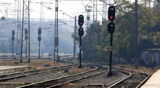Три влака останаха блокирани заради инцидент на гара Караджалово съобщи