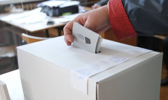 Асен Василев гласува за промяна