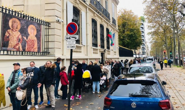 Опашки за гласуване пред посолството ни в Париж