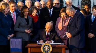 Президентът на САЩ Джо Байдън подписа закона за инфраструктурни инвестиции