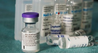Производителите на ваксини Pfizer BioNTech и Moderna печелят по 1000