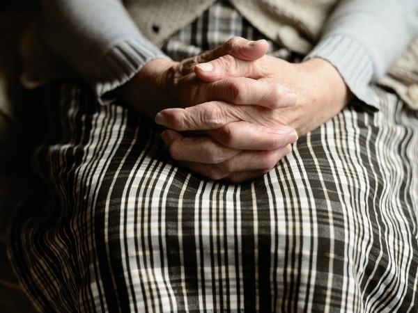 Персонал зарази ваксинирани възрастни хора в Дом за стари хора
