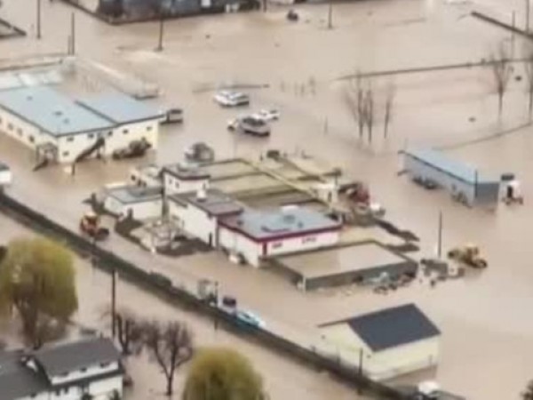 Хиляди хора напуснаха домовете си, заради наводненията в западната част