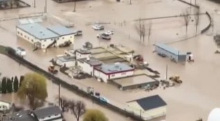 Хиляди хора напуснаха домовете си заради наводненията в западната