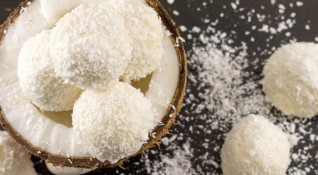 Продукти 250 г сухи кокосови стърготини6 супени лъжици кристална захар120 мл